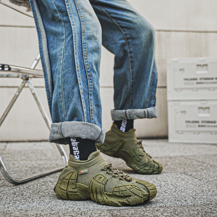UrbanQuake Laced Sneakers