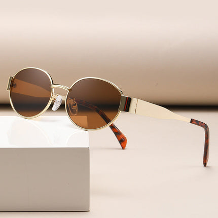 Lunettes de soleil rétro sereines