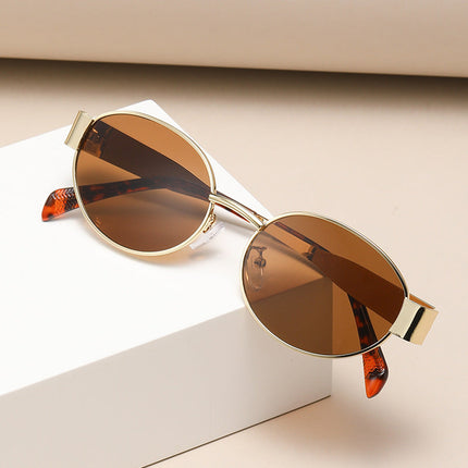 Lunettes de soleil rétro sereines